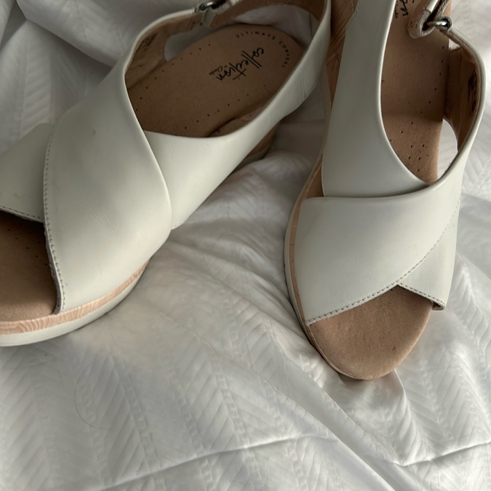 Clark’s Women's Wedge White leather. Gently used. Great for summer!!